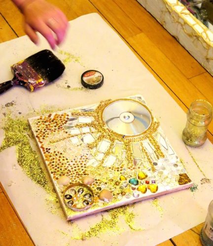 Pupils have fun playing with materials that glitter and sparkle, developing their design and making skills to produce personalised brooches, decorative images of celebrities and gorgeous treasure glitter boards.  Finally, they explore portrait drawing, creating a sparkly ‘selfie’! 