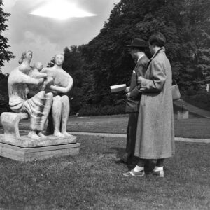 Tentoonstelling beeldhouwwerken Sonsbeek Arnhem. Family Group ( Henry Moore ), Bestanddeelnr 905-1531.jpg